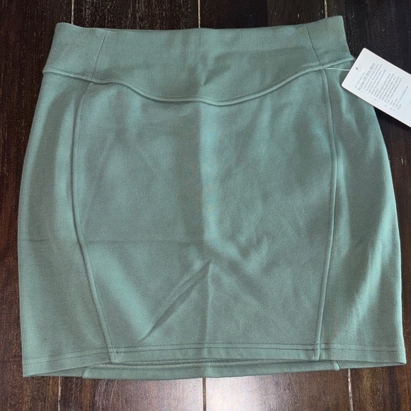 lululemon athletica Dresses & Skirts - Lululemon Scuba Skirt High Rise Army Green Size Medium